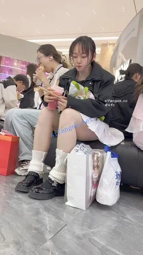 【永久专享】【KFC】短裙女大独自逛街买奶茶·劈开腿毫无防备露出紫色内【1V】【485M】 预览图 4