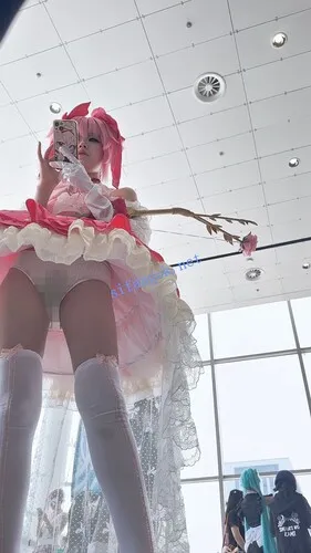 【永久专享】【KFC】洛丽塔学生妹·有男友守护身后·前面露出一大片黑森林【1V】【646M】 预览图 12