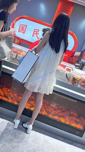【永久专享】【KFC】长裙美女和闺蜜逛街买衣服·粉色蕾丝边内内上下通透【1V】【528M】 预览图 9