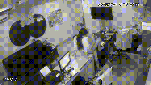 印度監控流出❤️老闆在辦公室和秘書多次發生性關系，被監控攝像頭拍了下來！ 439.3MB 预览图 2
