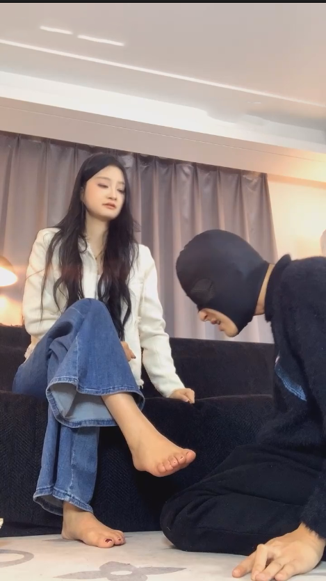 玩物直播女生也能很暴力-251211 170模特裸足高跟鞋很有s潜质【1V】【422MB百度云】 预览图 4