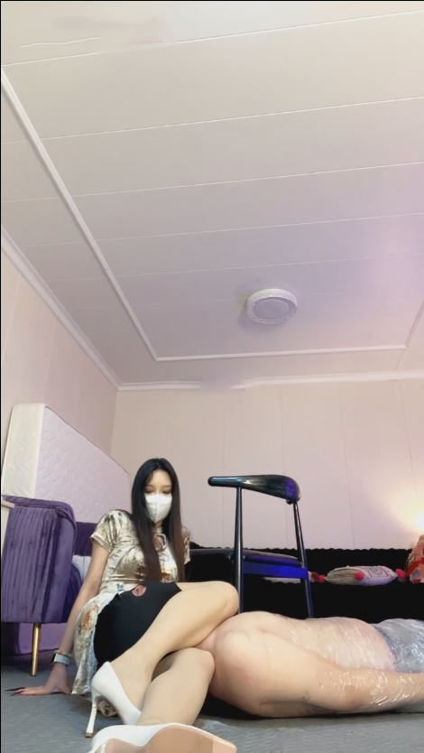 玩物直播猫神s-251211 旗袍肉丝御姐玩弄猥琐狗【1V】【501MB百度云】 预览图 4