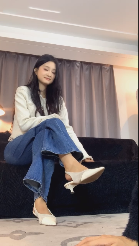 玩物直播女生也能很暴力-251211 170模特裸足高跟鞋很有s潜质【1V】【422MB百度云】 预览图 1