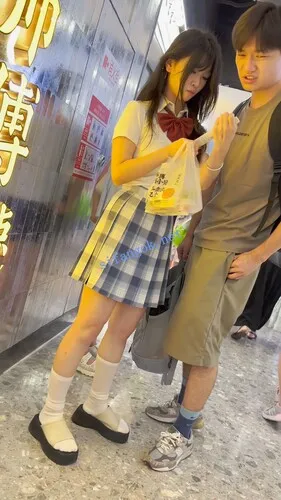 【永久专享】【KFC】JK萝莉和男友吵架·一直闷闷不乐·趁机CD看她无痕白内【1V】【1.01G】 预览图 15