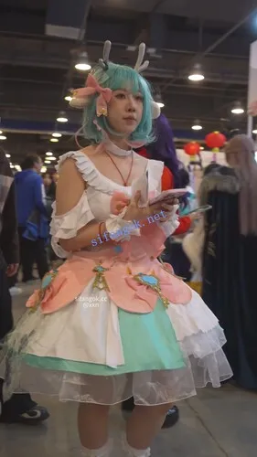 【永久专享】【xxn-351】可爱cos小姐姐逛街..弯腰撅屁股拍照被CD花纹纸内【1V】【524M】 预览图 3