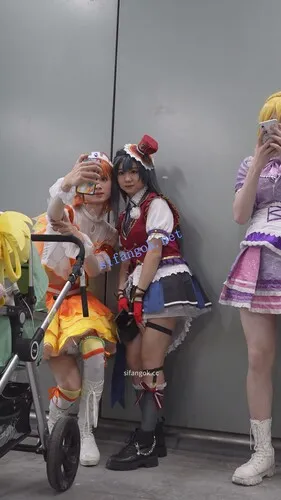 【永久专享】【xxn-352】偶像服小姐姐约会逛街..可爱卡通白内夹出13缝【1V】【931M】 预览图 2