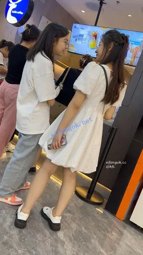 【永久专享】【KFC】长裙眼镜学生妹和闺蜜逛街·淡蓝色内内前后CD【1V】【720M】 预览图 2
