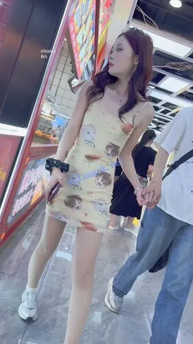 【永久专享】【KFC】极品靓女和男友撒娇·吊带包臀裙·白内穿在肉丝外够骚【1V】【536M】 预览图 4