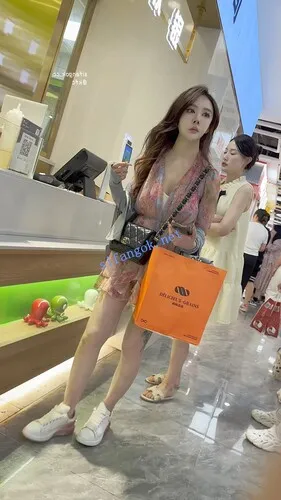 【永久专享】【KFC】整容脸骚货逛街·翘起屁股夹寿司内衬下露出半个内裤【1V】【460M】 预览图 7