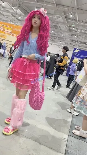 【永久专享】【KFC】可爱萝莉甜妹COSER逛街·大眼睛一看就是美人胚子·白内【1V】【500M】 预览图 1