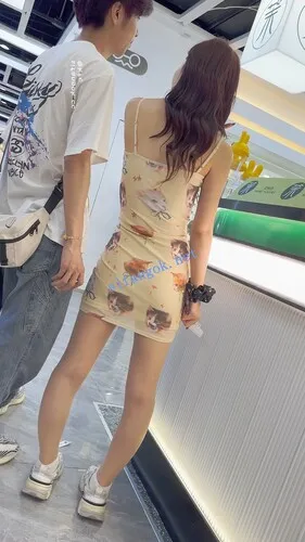 【永久专享】【KFC】极品靓女和男友撒娇·吊带包臀裙·白内穿在肉丝外够骚【1V】【536M】 预览图 5