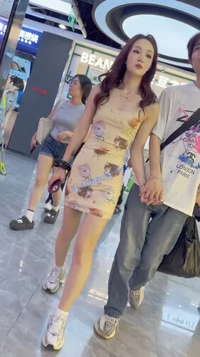 【永久专享】【KFC】极品靓女和男友撒娇·吊带包臀裙·白内穿在肉丝外够骚【1V】【536M】 预览图 3