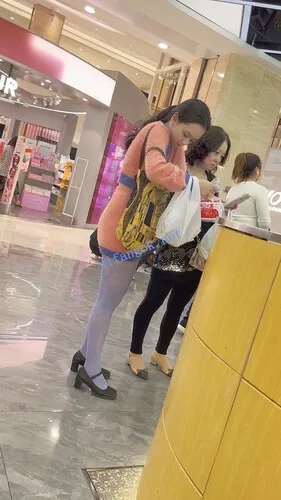 【永久专享】【KFC】妈妈带着反差骚女儿逛街·可爱脸却穿着蓝色网袜橙内【1V】【1.38G】 预览图 10