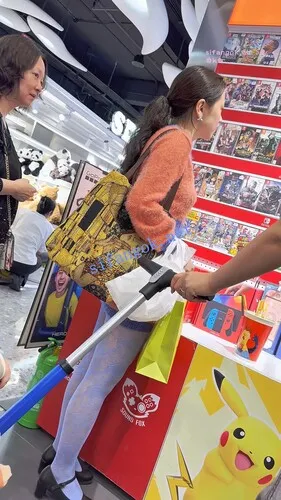 【永久专享】【KFC】妈妈带着反差骚女儿逛街·可爱脸却穿着蓝色网袜橙内【1V】【1.38G】 预览图 4