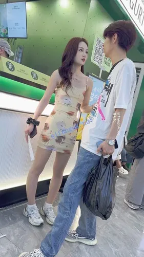 【永久专享】【KFC】极品靓女和男友撒娇·吊带包臀裙·白内穿在肉丝外够骚【1V】【536M】 预览图 11