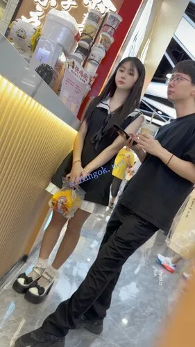 【永久专享】【KFC】短裙甜妹和男友甜蜜逛街·粉色内内前后低角度超清CD【1V】【1.93G】 预览图 14