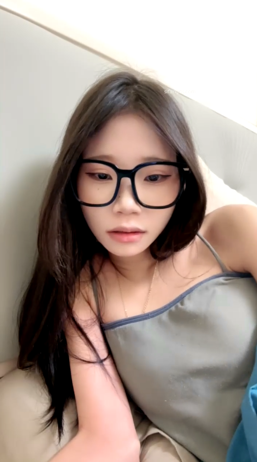 【19岁护校实习生】骨感学妹 纤细长腿掰B无套啪啪超级爽-福利岛