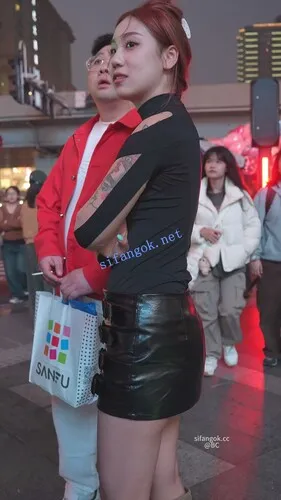 【永久专享】(BC-AA-613)超短皮裙小姐姐逛街..弯腰刮彩票镜头贴着屁股拍【1V】【730M】 预览图 5