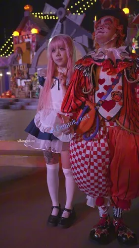 【永久专享】(BC-AA-617)精神小妹cos粉发女仆逛街..白色卡通内又纯又骚【1V】【362M】 预览图 4