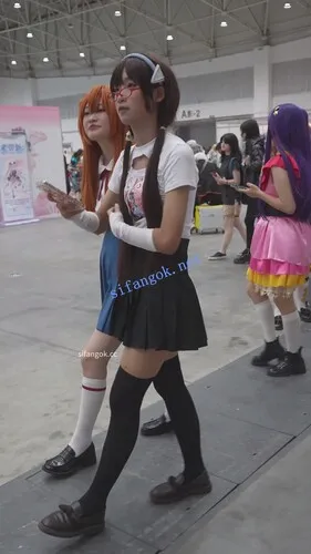 【永久专享】【xxn-337】超短百褶裙双马尾小姐姐..跟拍花纹内坐下走光【1V】【741M】 预览图 4