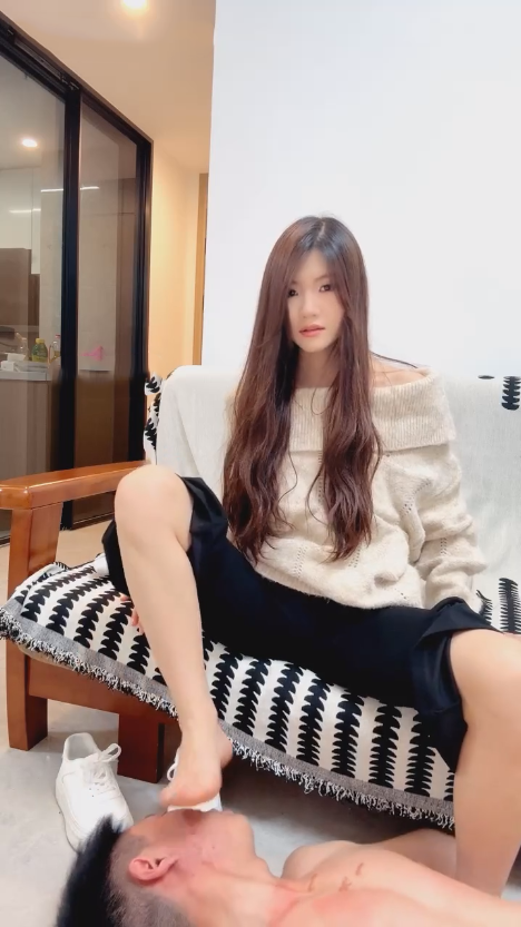 玩物直播酥酥-251212 调教贱狗史珍香踩踏【1V】【482MB百度云】 预览图 4