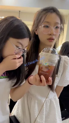 【永久专享】【KFC】长裙眼镜学生妹和闺蜜逛街·淡蓝色内内前后CD【1V】【720M】 预览图 7
