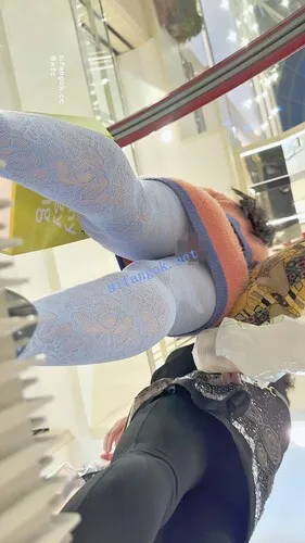 【永久专享】【KFC】妈妈带着反差骚女儿逛街·可爱脸却穿着蓝色网袜橙内【1V】【1.38G】 预览图 16