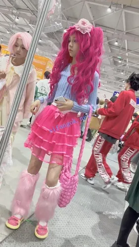 【永久专享】【KFC】可爱萝莉甜妹COSER逛街·大眼睛一看就是美人胚子·白内【1V】【500M】 预览图 4