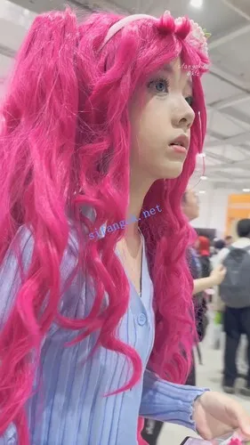 【永久专享】【KFC】可爱萝莉甜妹COSER逛街·大眼睛一看就是美人胚子·白内【1V】【500M】 预览图 12
