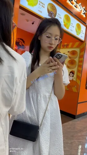 【永久专享】【KFC】长裙眼镜学生妹和闺蜜逛街·淡蓝色内内前后CD【1V】【720M】 预览图 8