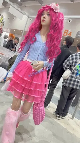 【永久专享】【KFC】可爱萝莉甜妹COSER逛街·大眼睛一看就是美人胚子·白内【1V】【500M】 预览图 2