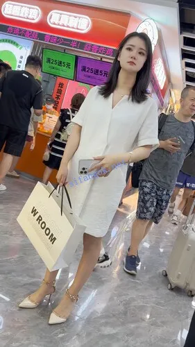 【永久专享】【KFC】白色长裙少妇专注玩手机·站着不动给人拍微透无痕内【1V】【301M】 预览图 6