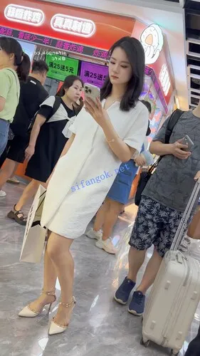 【永久专享】【KFC】白色长裙少妇专注玩手机·站着不动给人拍微透无痕内【1V】【301M】 预览图 1