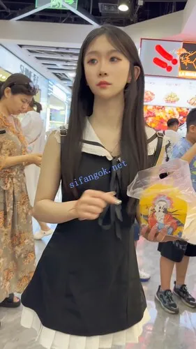 【永久专享】【KFC】短裙甜妹和男友甜蜜逛街·粉色内内前后低角度超清CD【1V】【1.93G】 预览图 7