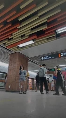 【永久专享】熊猫CD-XM356灰色连衣裙小姐姐坐地铁，白色内内【1V】【1.33G】 预览图 2