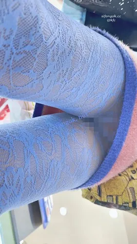 【永久专享】【KFC】妈妈带着反差骚女儿逛街·可爱脸却穿着蓝色网袜橙内【1V】【1.38G】 预览图 9
