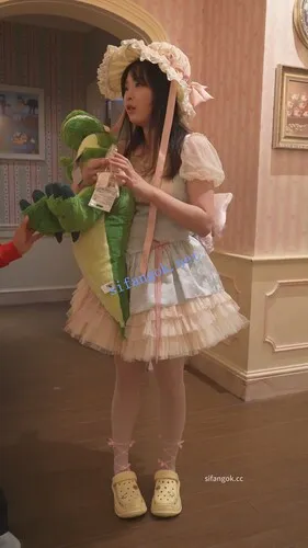 【永久专享】(BC-AA-614)公主裙白丝萌妹..镜头前弯腰拍照蕾丝内贴镜头【1V】【434M】 预览图 6