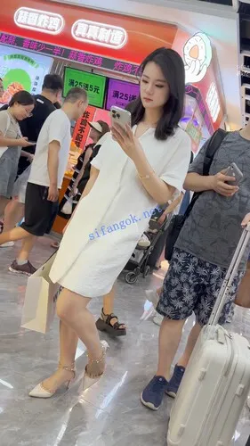 【永久专享】【KFC】白色长裙少妇专注玩手机·站着不动给人拍微透无痕内【1V】【301M】 预览图 5