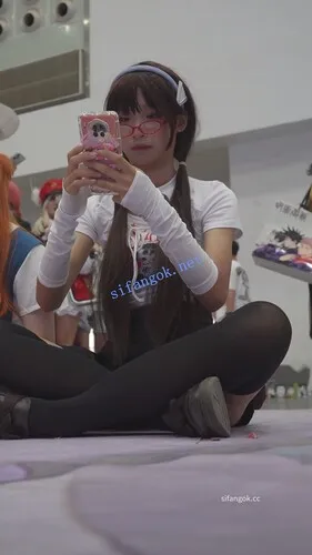 【永久专享】【xxn-337】超短百褶裙双马尾小姐姐..跟拍花纹内坐下走光【1V】【741M】 预览图 6