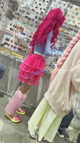 【永久专享】【KFC】可爱萝莉甜妹COSER逛街·大眼睛一看就是美人胚子·白内【1V】【500M】 预览图 11