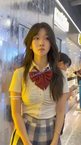 【永久专享】【KFC】JK萝莉和男友吵架·一直闷闷不乐·趁机CD看她无痕白内【1V】【1.01G】 预览图 8