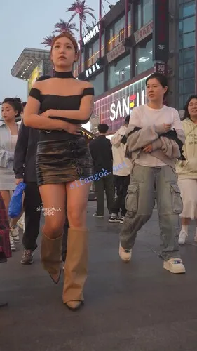 【永久专享】(BC-AA-613)超短皮裙小姐姐逛街..弯腰刮彩票镜头贴着屁股拍【1V】【730M】 预览图 3