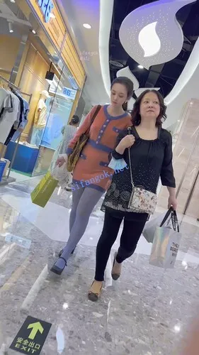 【永久专享】【KFC】妈妈带着反差骚女儿逛街·可爱脸却穿着蓝色网袜橙内【1V】【1.38G】 预览图 8