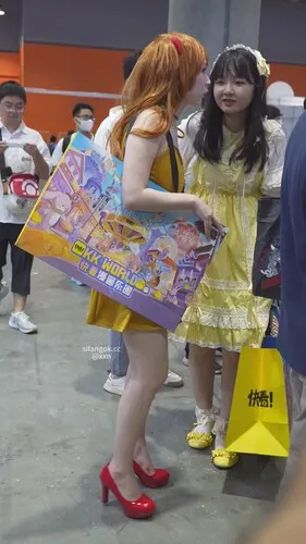 【永久专享】【xxn-338】明日香小姐姐低胸裙露半个球..开裆打底裤露白内【1V】【1.08G】 预览图 3