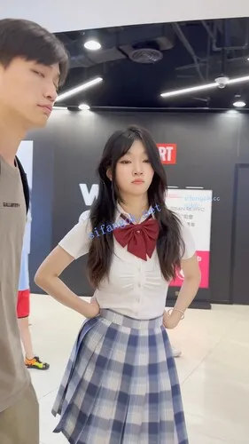 【永久专享】【KFC】JK萝莉和男友吵架·一直闷闷不乐·趁机CD看她无痕白内【1V】【1.01G】 预览图 10