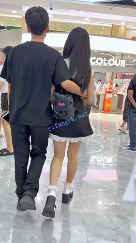 【永久专享】【KFC】短裙甜妹和男友甜蜜逛街·粉色内内前后低角度超清CD【1V】【1.93G】 预览图 4