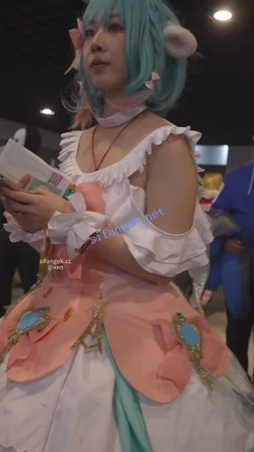 【永久专享】【xxn-351】可爱cos小姐姐逛街..弯腰撅屁股拍照被CD花纹纸内【1V】【524M】 预览图 1