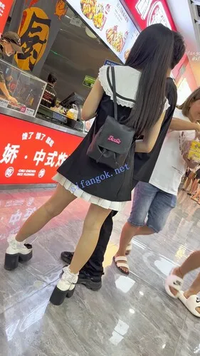 【永久专享】【KFC】短裙甜妹和男友甜蜜逛街·粉色内内前后低角度超清CD【1V】【1.93G】 预览图 1