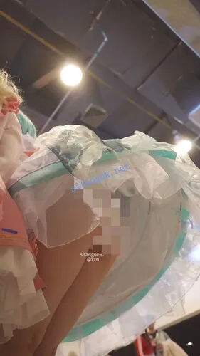 【永久专享】【xxn-351】可爱cos小姐姐逛街..弯腰撅屁股拍照被CD花纹纸内【1V】【524M】 预览图 4