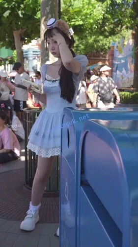 【永久专享】(BC-AA-616)蓝色蕾丝裙小姐姐看表演..半透明内半蹲被前后CD【1V】【1.34G】 预览图 2